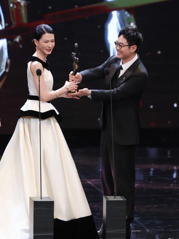 大鹏11年从新人导演成长为最佳导演大鹏获最受传媒关注导演编剧颁奖时手握两座奖杯的