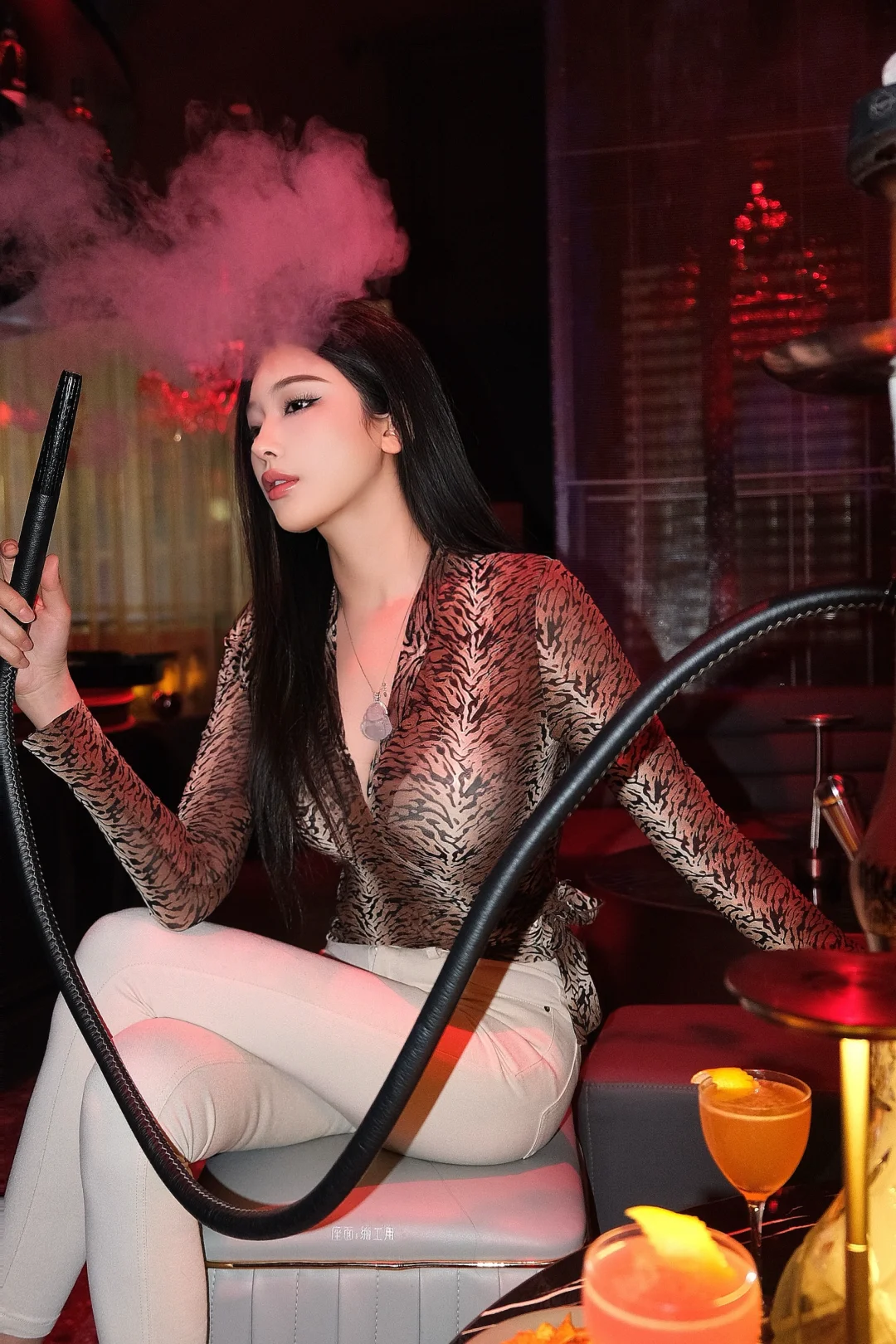 脖子上挂玉牌