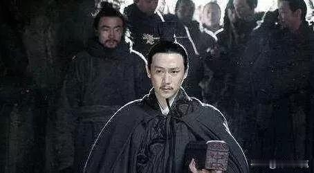 历史人物王莽，字巨君，西汉外戚王氏家族成员。谦恭俭让，礼贤下士，被视为能挽危局之
