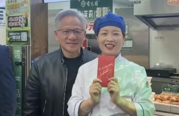 谁能想到，身家万亿的英伟达CEO黄仁勋，逛北京南锣鼓巷时，竟逛成了散财童子”！