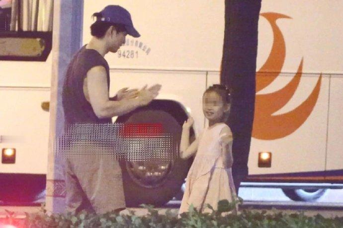 #董子健陪女儿在街边跳舞# 董子健被拍到和女儿大福在路边玩耍的画面，董子健拉着女