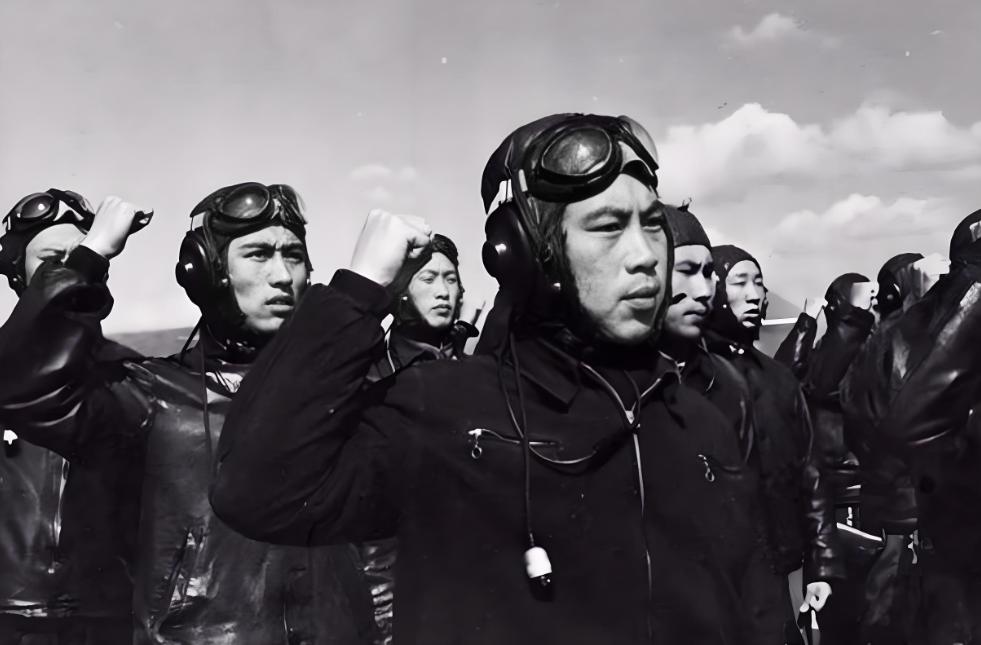 这是志愿军空军飞行员的珍贵老照片，当时中国空军成立时间很短，飞行员的驾驶技术、空