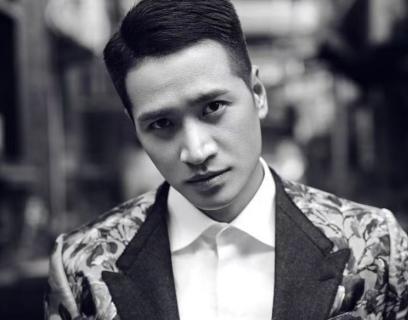 1998年，一个32岁的富婆色迷迷地对21岁的何晟铭说：“跟我去香港，我保证不会