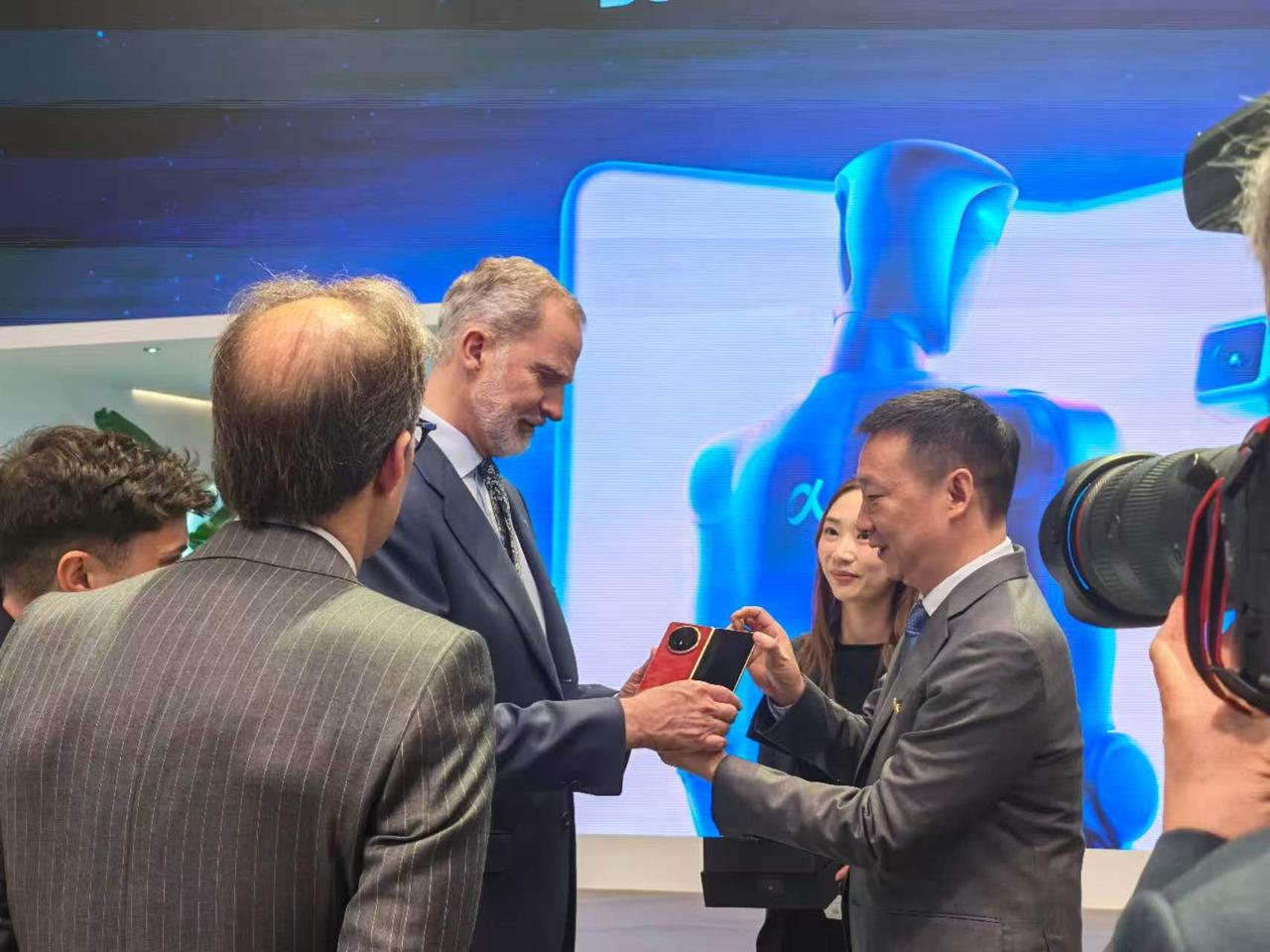 全球见证中国科技实力！MWC2026，西班牙国王费利佩六世亲临荣耀展台，体验前沿