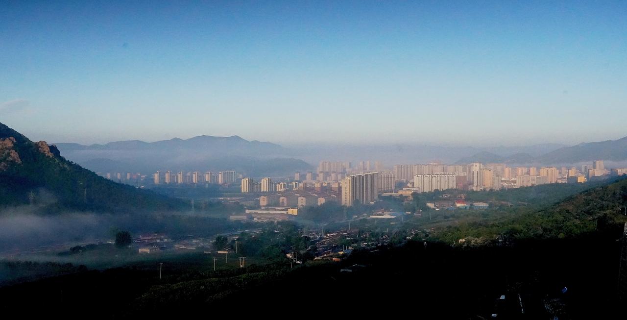 晨曦微露，俯瞰山城如画，薄雾缭绕间，心灵仿佛也被洗涤。