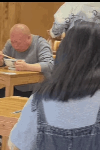 这碗面难道是非吃不可吗？真不知道大哥吃的这碗面究竟是太辣了，还是太酸了，还是太烫