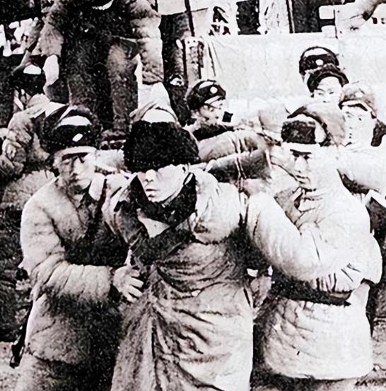 1978年的浙江黄岩县宁溪村，几名公安干警撬开村民王金英家卧室的青石板，发现石板