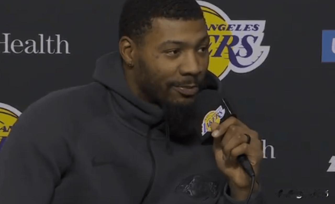 力挺老詹！斯玛特谈詹姆斯：

“勒布朗今天拿到29分。”

“抢下9个篮板，送出