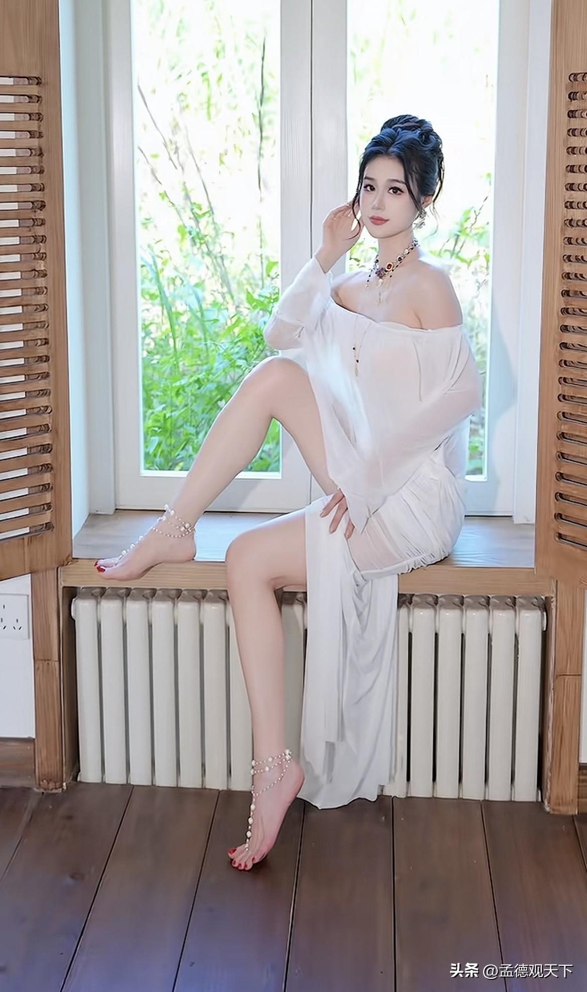 看到“一个美女坐在窗边，穿着白色长裙，优雅地摆着姿势”，一下就想到张钧甯和李一桐