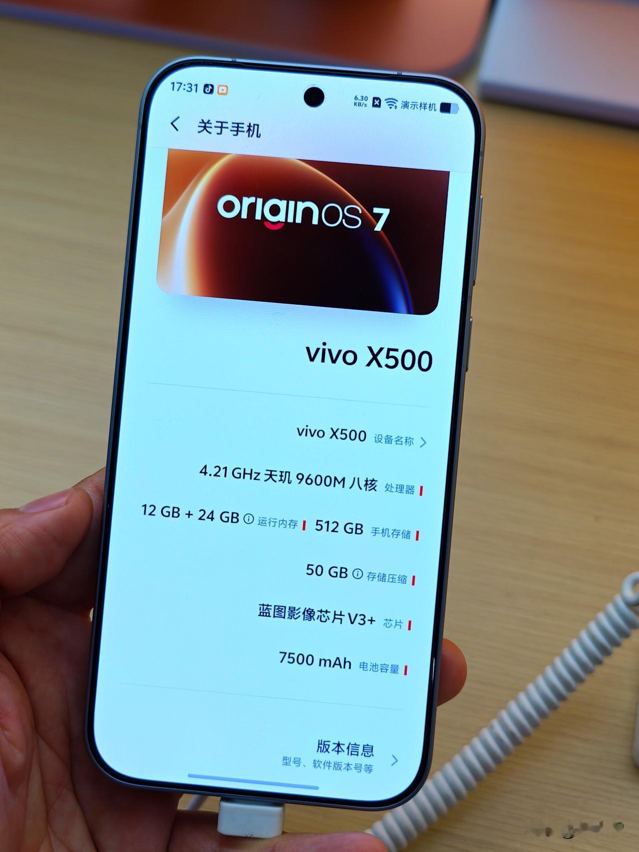 vivo X500系列摸到了，告诉你们一些不为人知的“秘密”！
设计方面，三台机