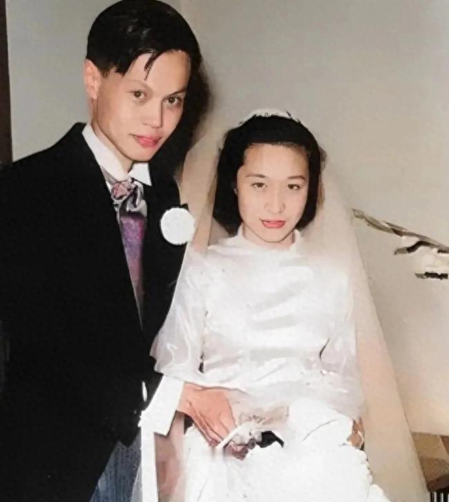 1971年杨振宁与岳父杜聿明及岳母罕见合影，杨振宁神态紧张的原因是什么？
195