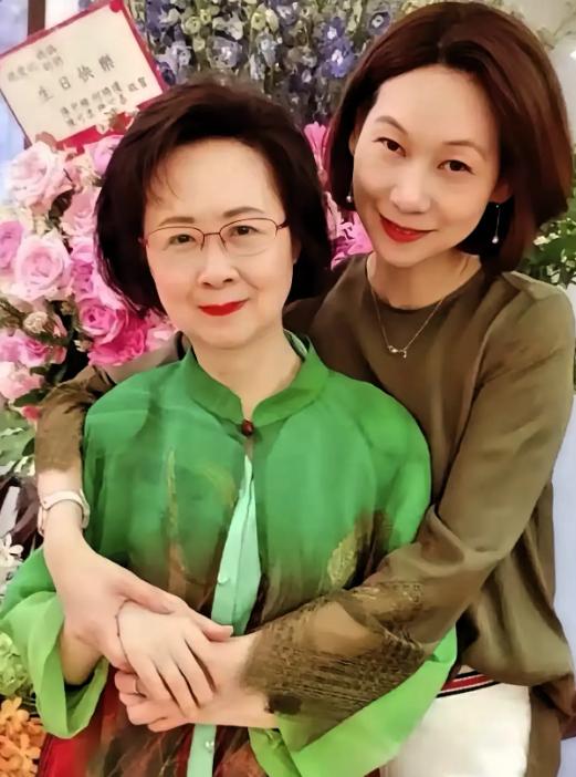 何琇琼比婆婆还厉害的人物！[心]

我们只知道琼瑶有多么的厉害，写的琼瑶剧本有多