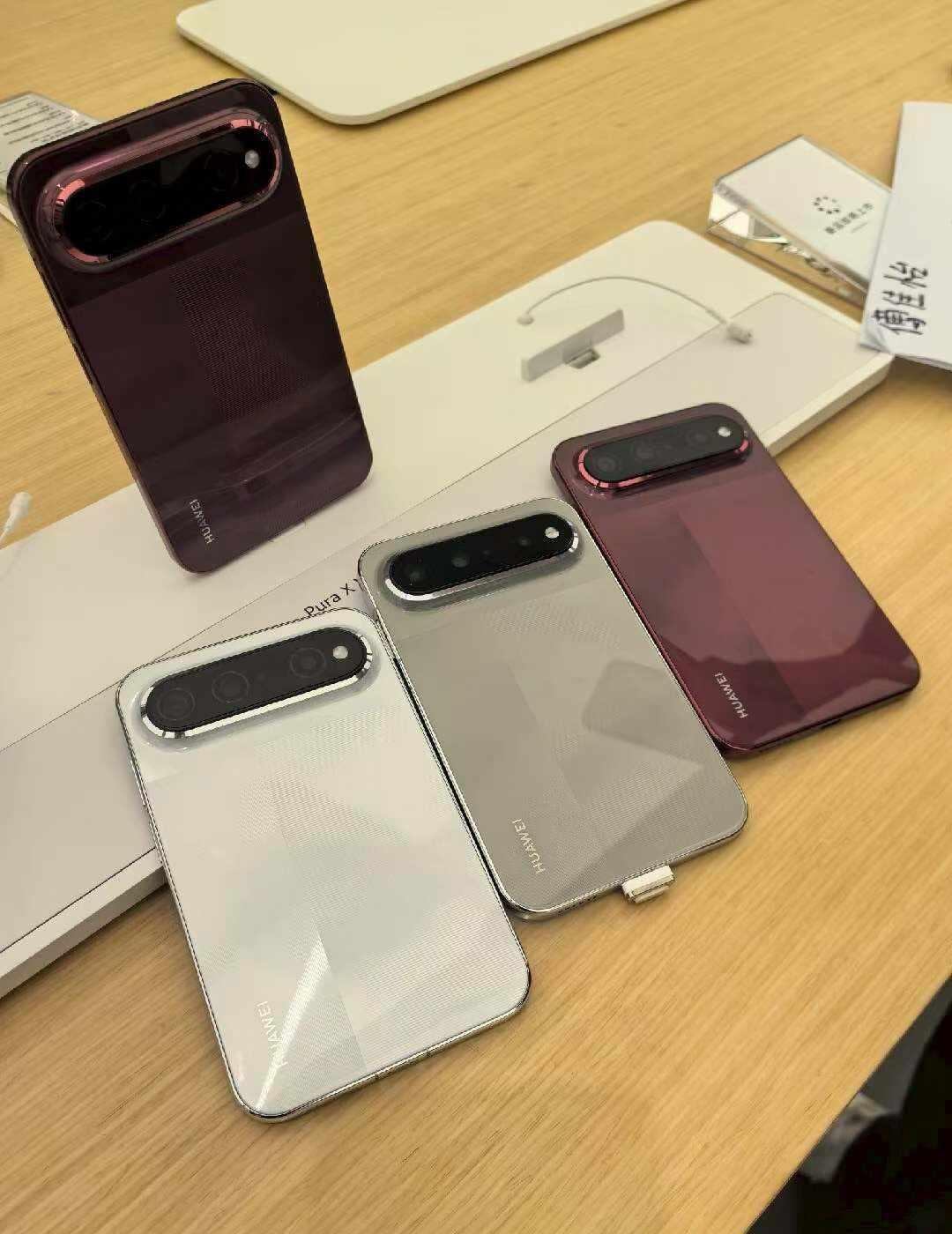 专程前往华为门店体验HUAWEI Pura X View，这款阔直板机型带来耳目