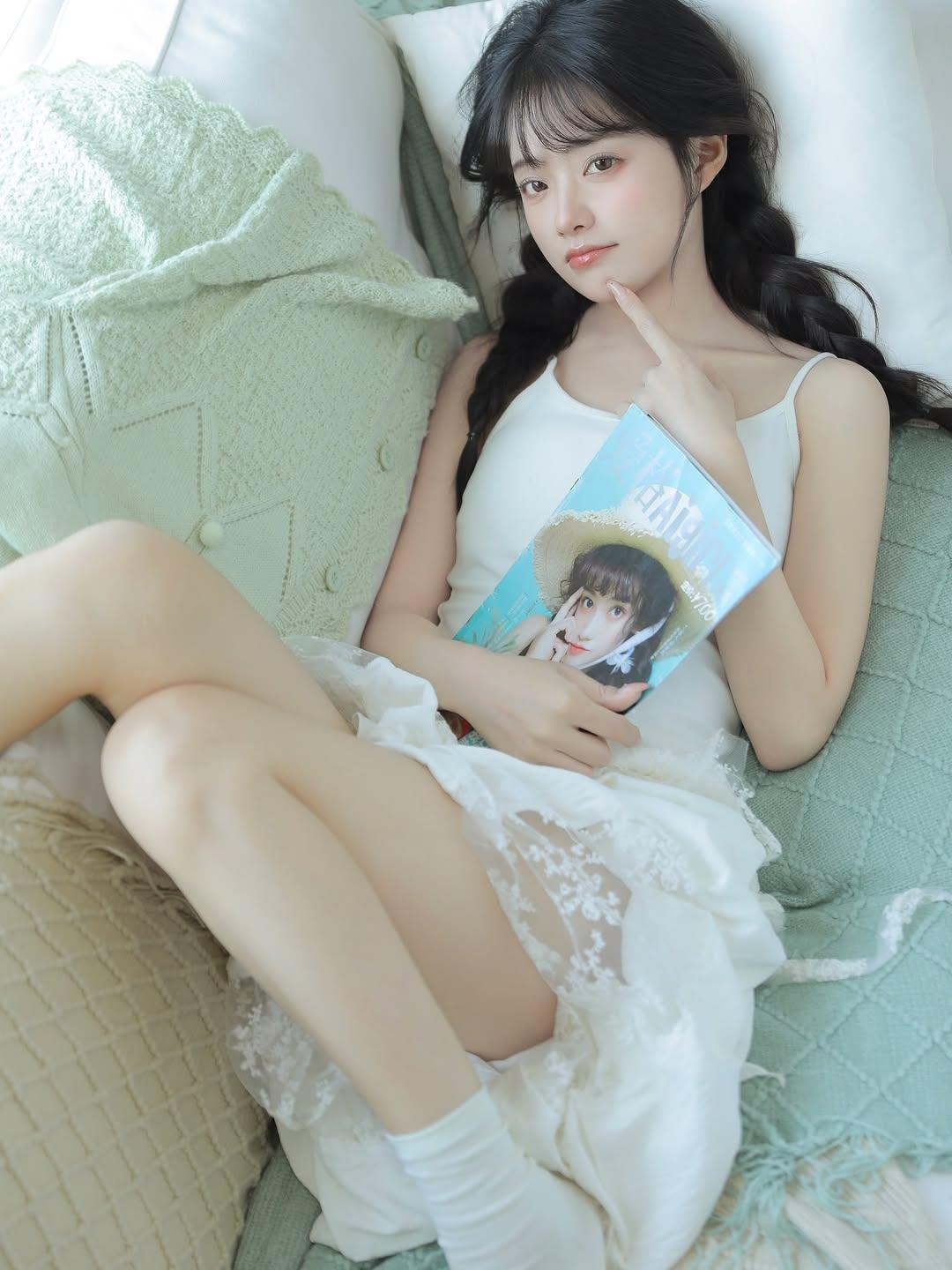 悠闲午后，少女与杂志的温馨时光