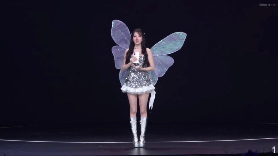 宋雨琦的Live图是Tim拍的  活动现场的宋雨琦是焦点中的焦点，紫色蝴蝶穿搭与