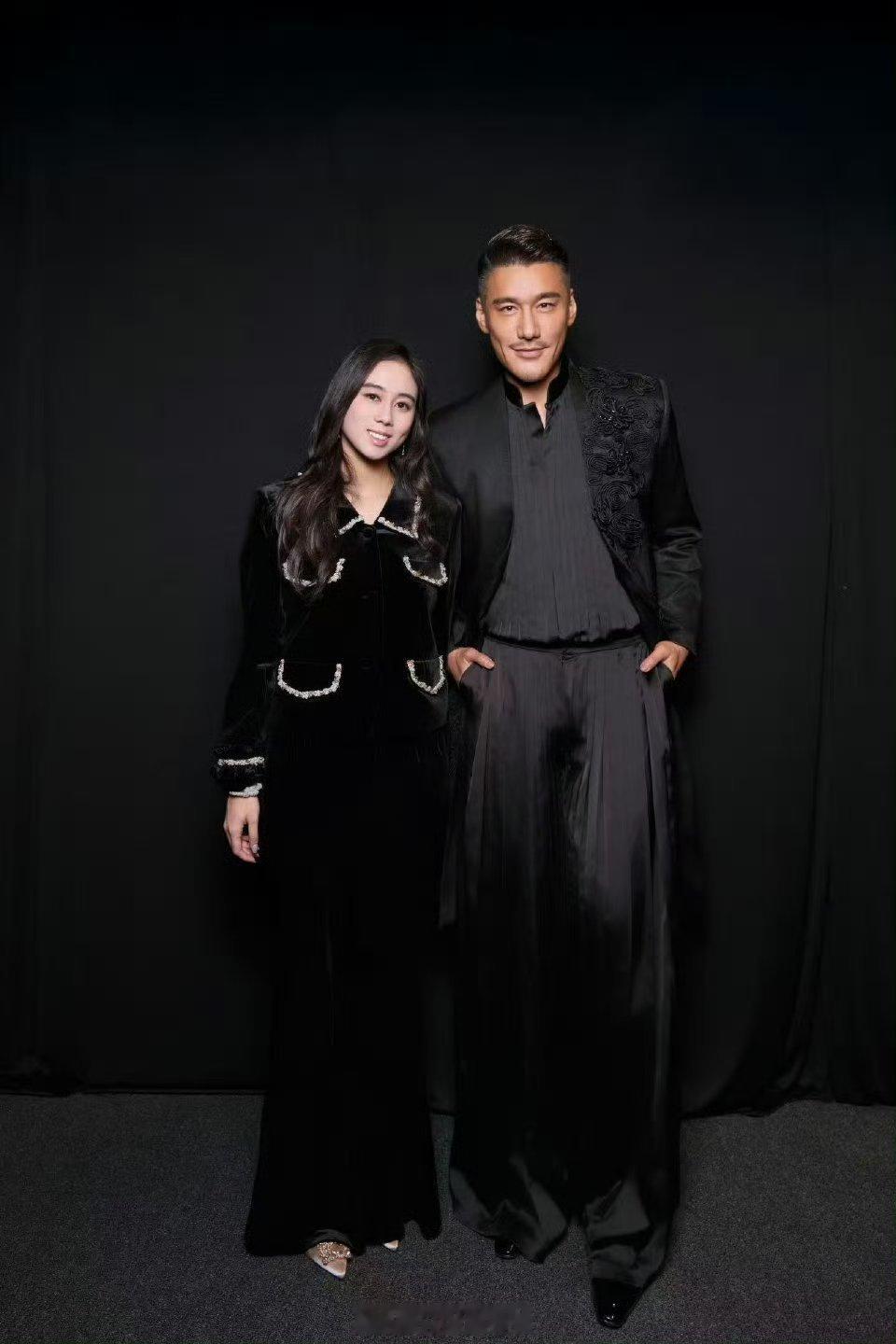 胡兵和赌王女儿们同框 进博会惊现梦幻联动！胡兵与何超琼的同框，不仅是明星与名流的