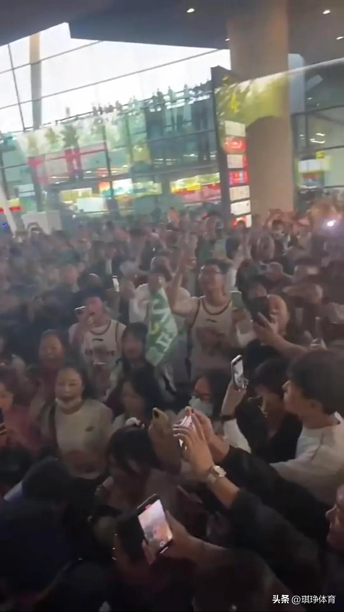 5月9日，辽宁男篮在打完客场之后回到沈阳。辽宁男篮球员韩德君在社交媒体上晒出球迷