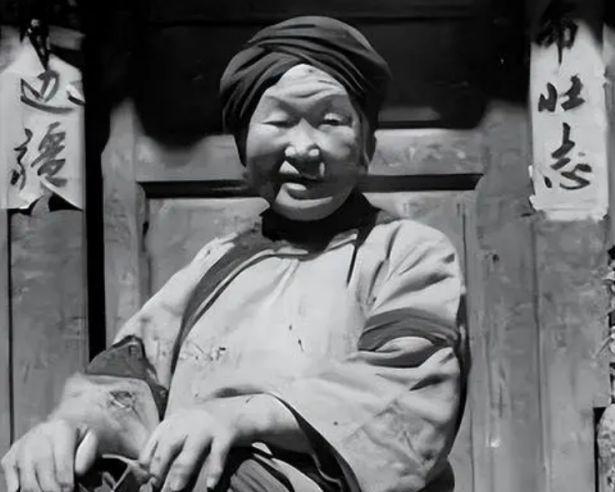 1943年，一个女乞丐正要出城，伪军怀疑她是地下党，竟让她当众脱下衣服，这时，女