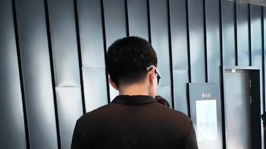 理想在搞智能眼镜的传闻有一阵了，不过官方也对相关消息进行了辟谣，前几天李想本人出