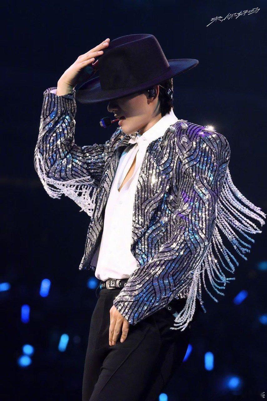 不是手抖是跟着张杰蹦迪太嗨了张杰未live巡回演唱会成都夜的快乐是张杰给的，蹦迪