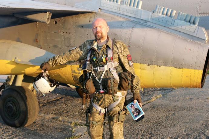 这是一对乌克兰空军父子兵，乌克兰空军攻击机飞行员伊霍尔·帕克霍门科上校表示，“我