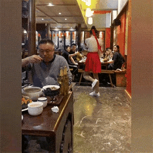 看这个动作，这个服务员十有八九是男扮女装。