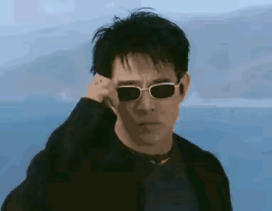 老外模仿李连杰下楼……第二个是真的，因为有用脚做缓冲，李连杰那个是电影，替身做的