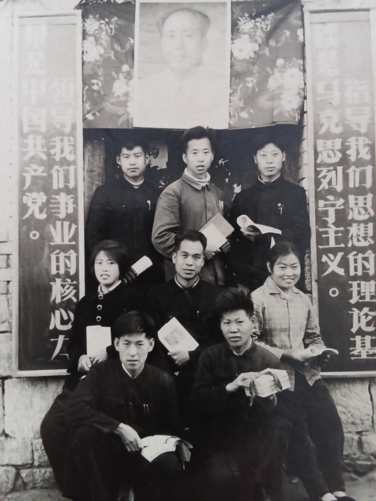 一张老照片的印记着：火红的年代，火红的人。这是原下覌堡小学教师在1965年的一张