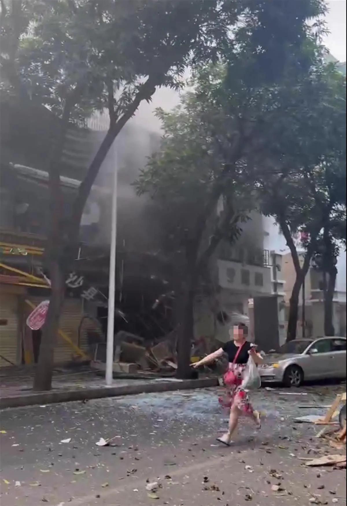 太可怕了，广东汕头一快餐店突发煤气瓶闪爆致1死6伤，马路对面大树被炸断！一定要注