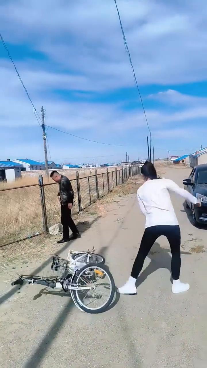 你别笑。