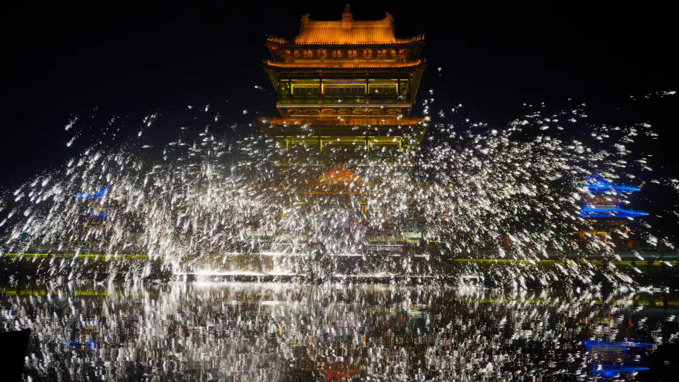 冬游齐鲁欢乐过年枣庄台儿庄古城亮灯迎新年，灯火里藏着最浓年味！亮灯仪式一启，红灯