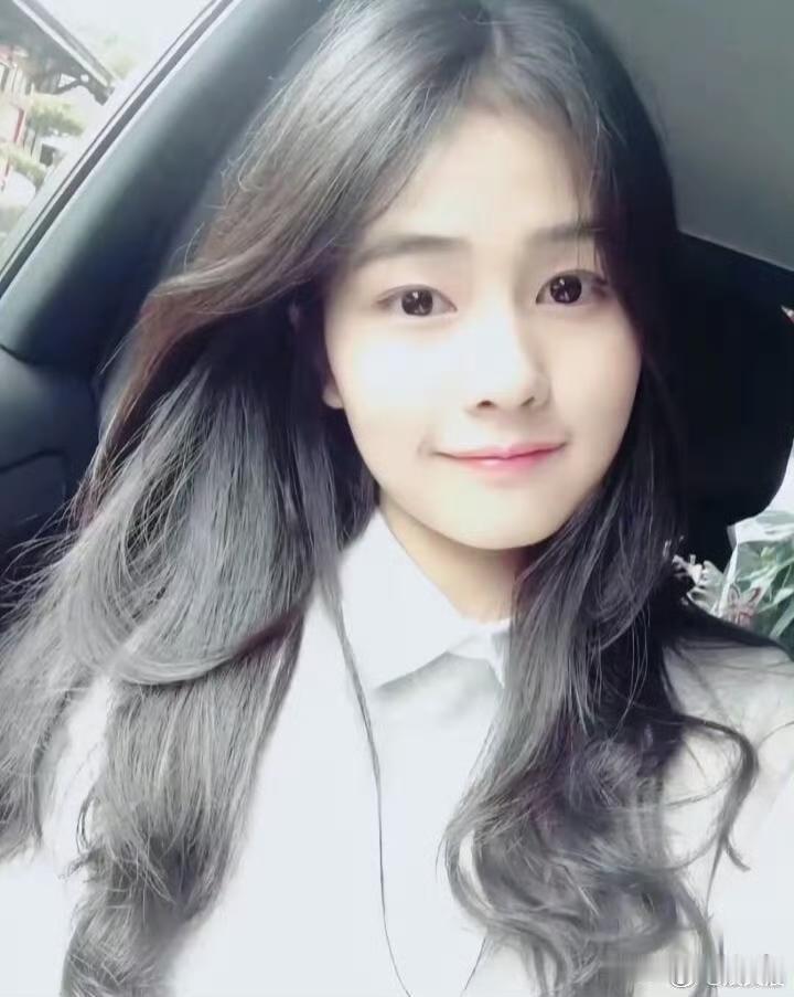白鹿早前的照片里，一头秀发蓬松饱满，发量着实让人羡慕。 