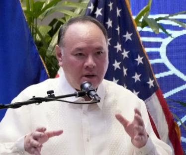 特奥多罗自己都是双国籍，怎么好意思逼菲律宾官员做忠诚测试？蹭南海当选票，蹭中国搞