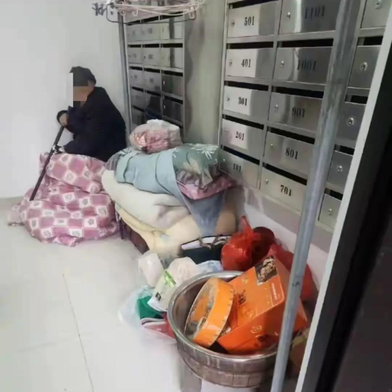 江苏一位94岁的老人，3个儿子2个女儿，说好轮流养，小儿子不在家，轮到大儿子这儿