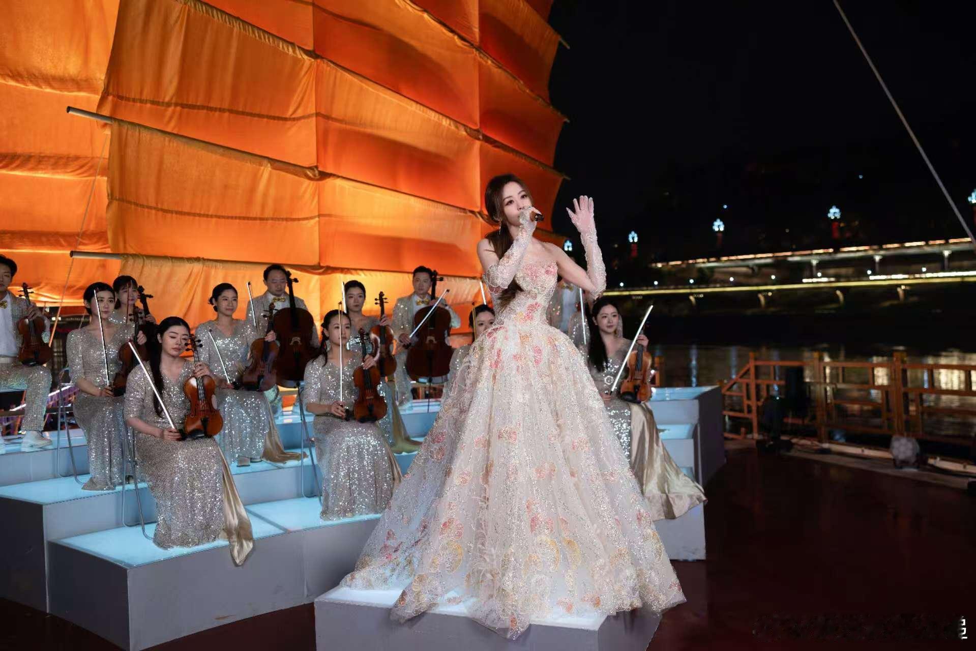 张靓颖行走的CD 游船领唱太震撼！张靓颖在长江首城唱响《江言》，稳如CD的唱功搭