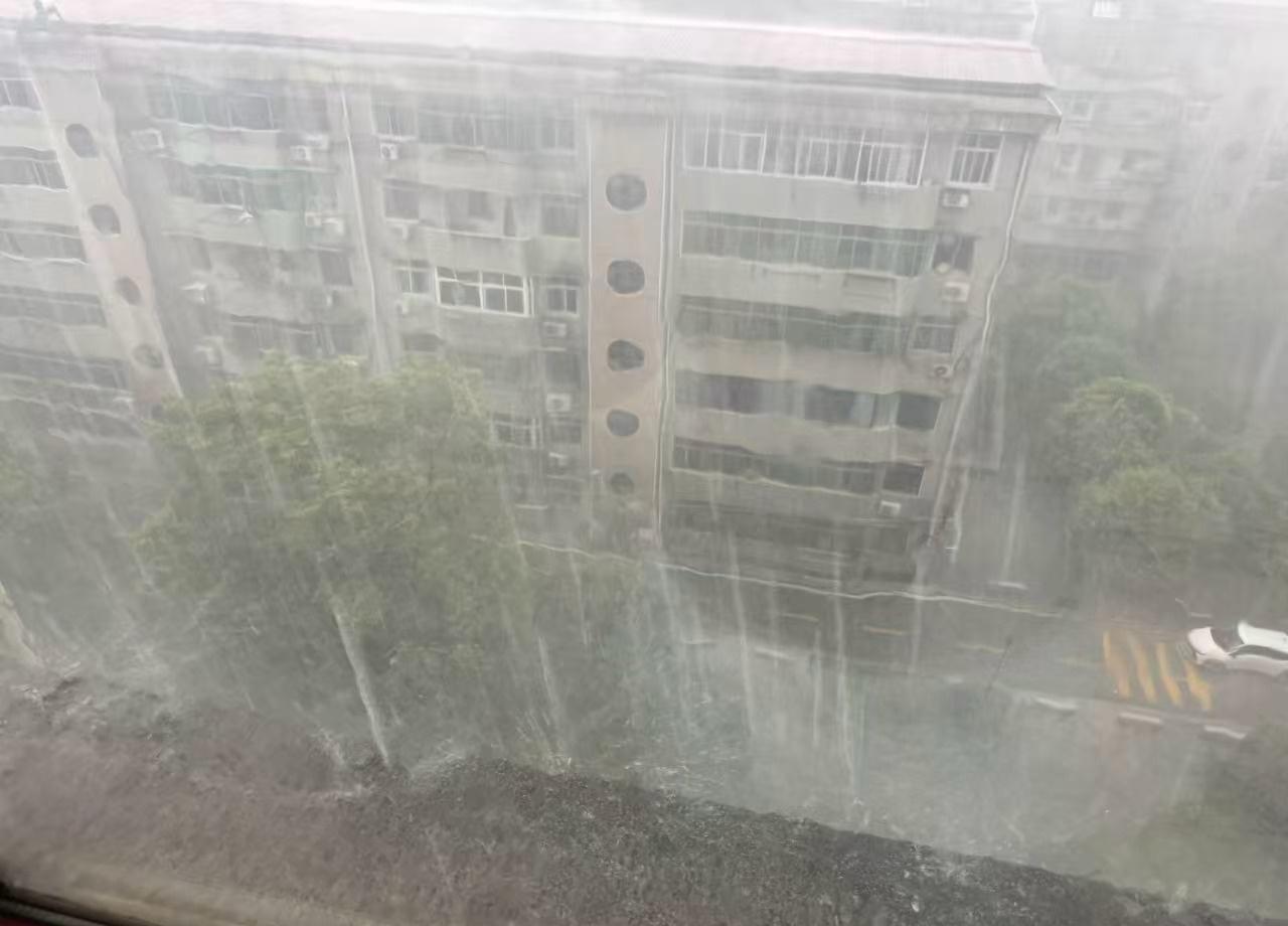 我真的很不喜欢下雨天
感觉到处黏糊糊湿哒哒的
尤其是接送孩子上学
穿雨衣骑电动车