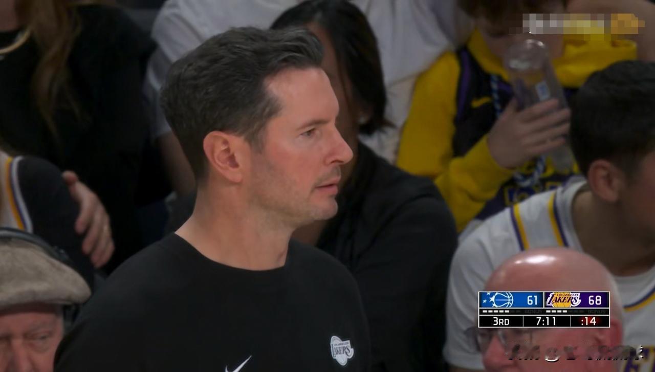 湖人主帅雷迪克真是太护犊子了！在今天湖人主场以109：110输给魔术的赛后采访中