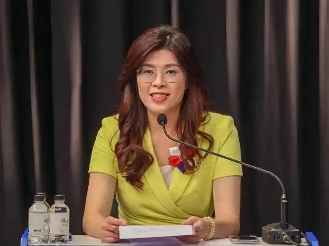 郑丽文一周急转中间路线，派系博弈撕破脸
 
最近一周，国民党内部乱局从“暗斗”摆