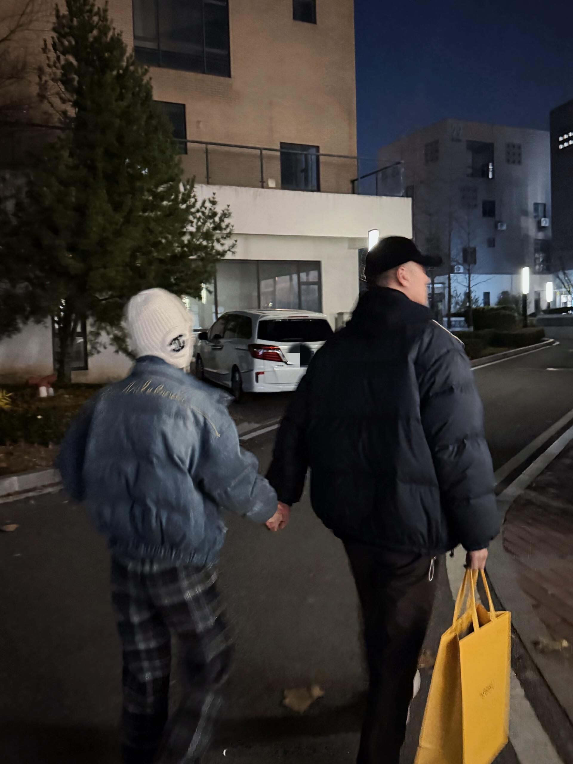 任重孙骁骁与好友聚餐任重孙骁骁牵手秀恩爱 开始秀恩爱了 