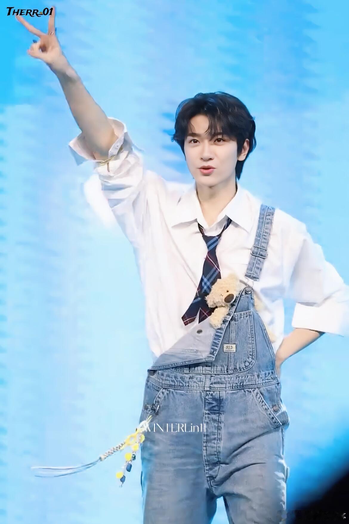 来人把林一的电池抠了 林一这张脸真的长在审美点上！高颜值配超绝舞技，这种天选门面