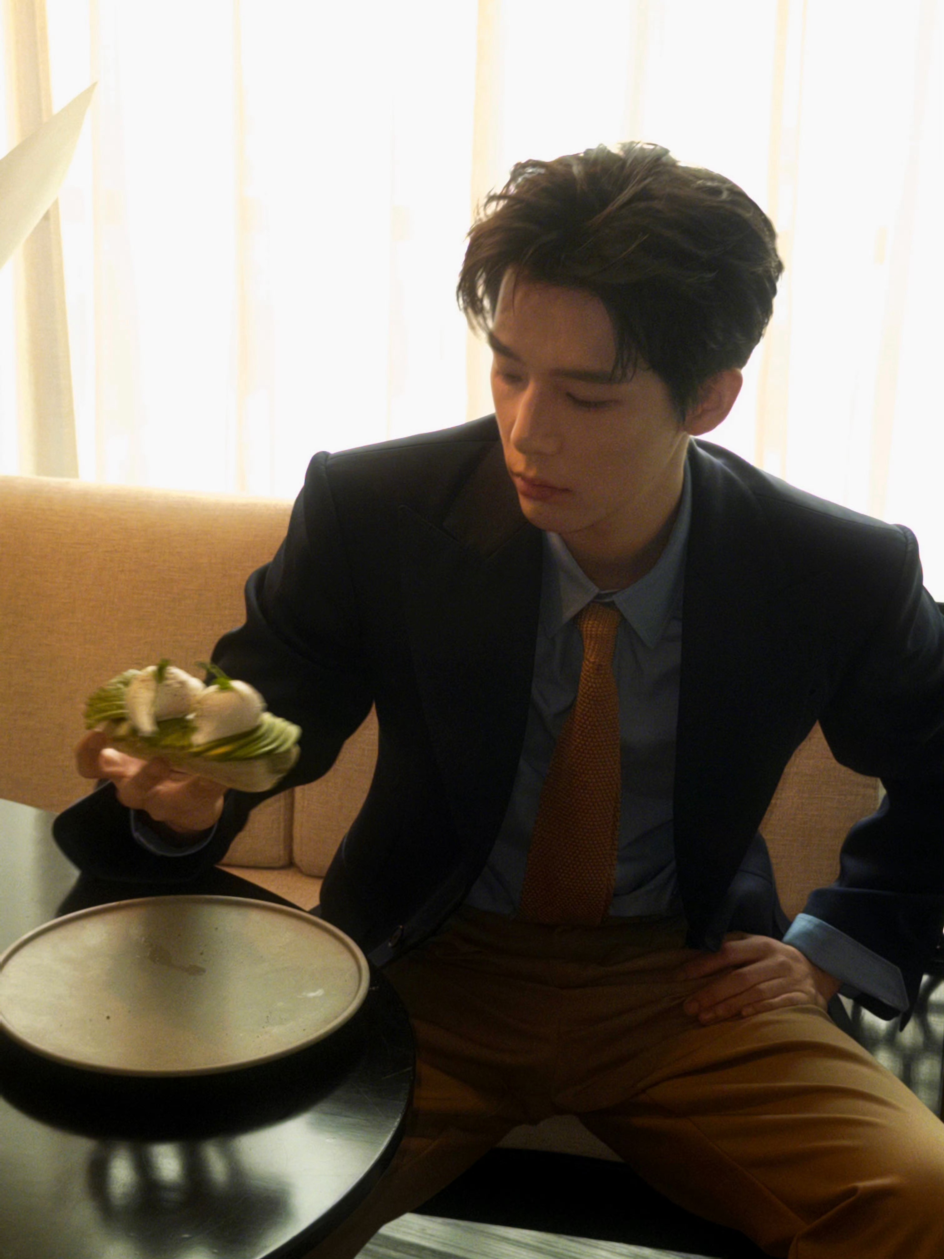 王安宇✖️CELINE夏日漫游活动造型大片王安宇 高端的帅哥只需简单的黑T