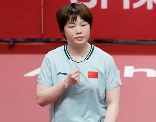 笑不活了！蒯曼3:0拿下伊藤美诚之前，看到教练席背后的莎莎在干嘛了吗？

孙颖莎