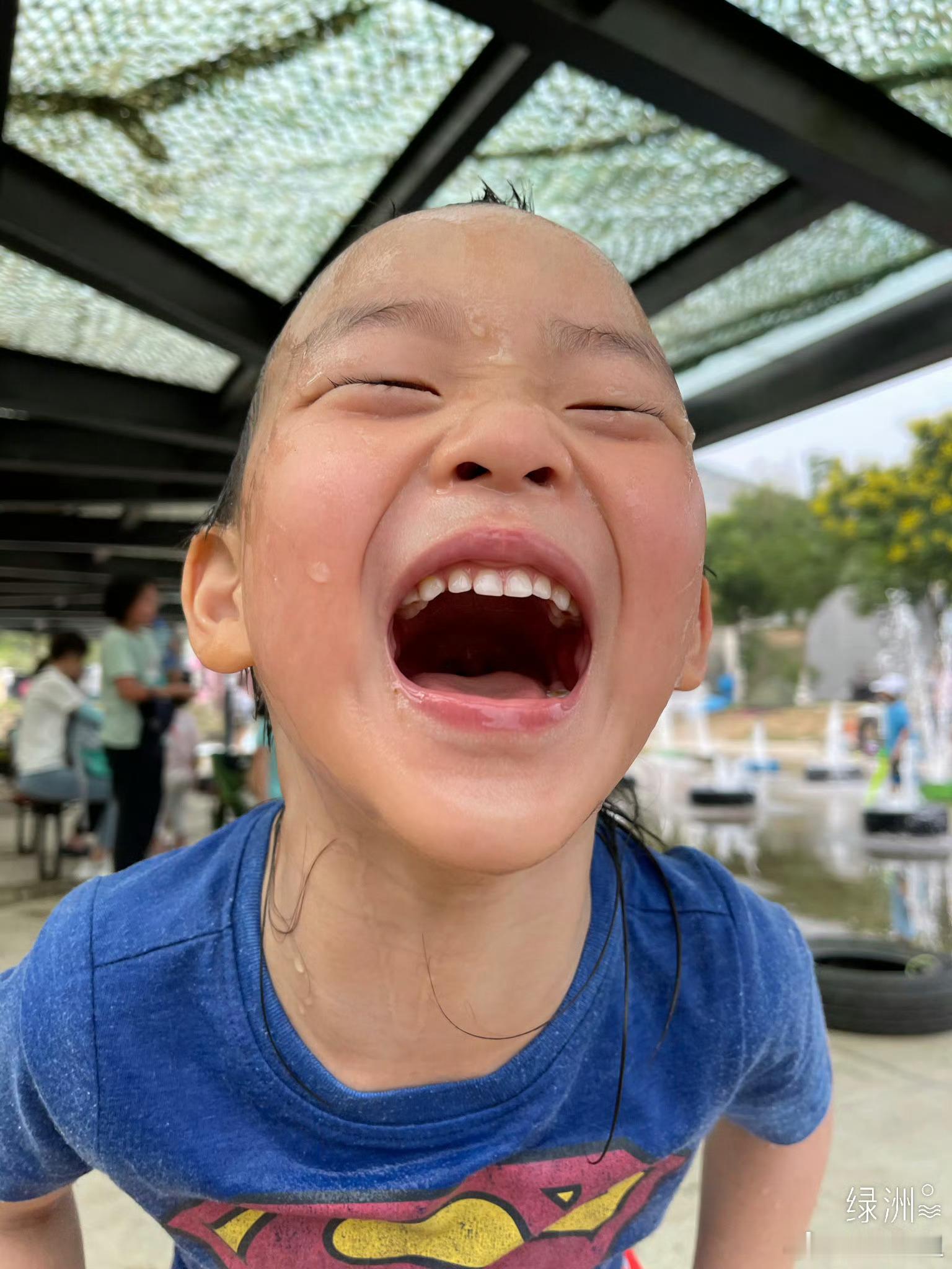 五岁的我五岁的神兽他说妈妈你照片P过了我说哦孩子我们那年代只有黑白照片呢这得手工