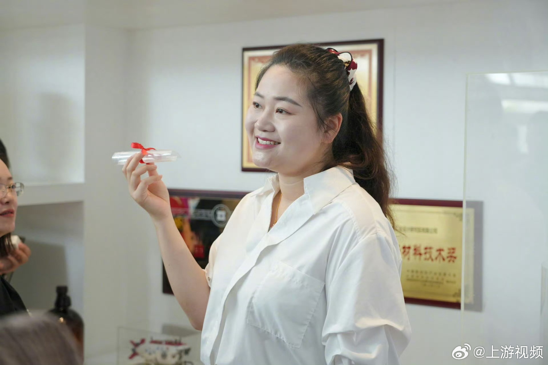 #蚌埠造出全球最薄触控玻璃#一片玻璃能有多薄？薄到0.12毫米，相当于一张A4纸