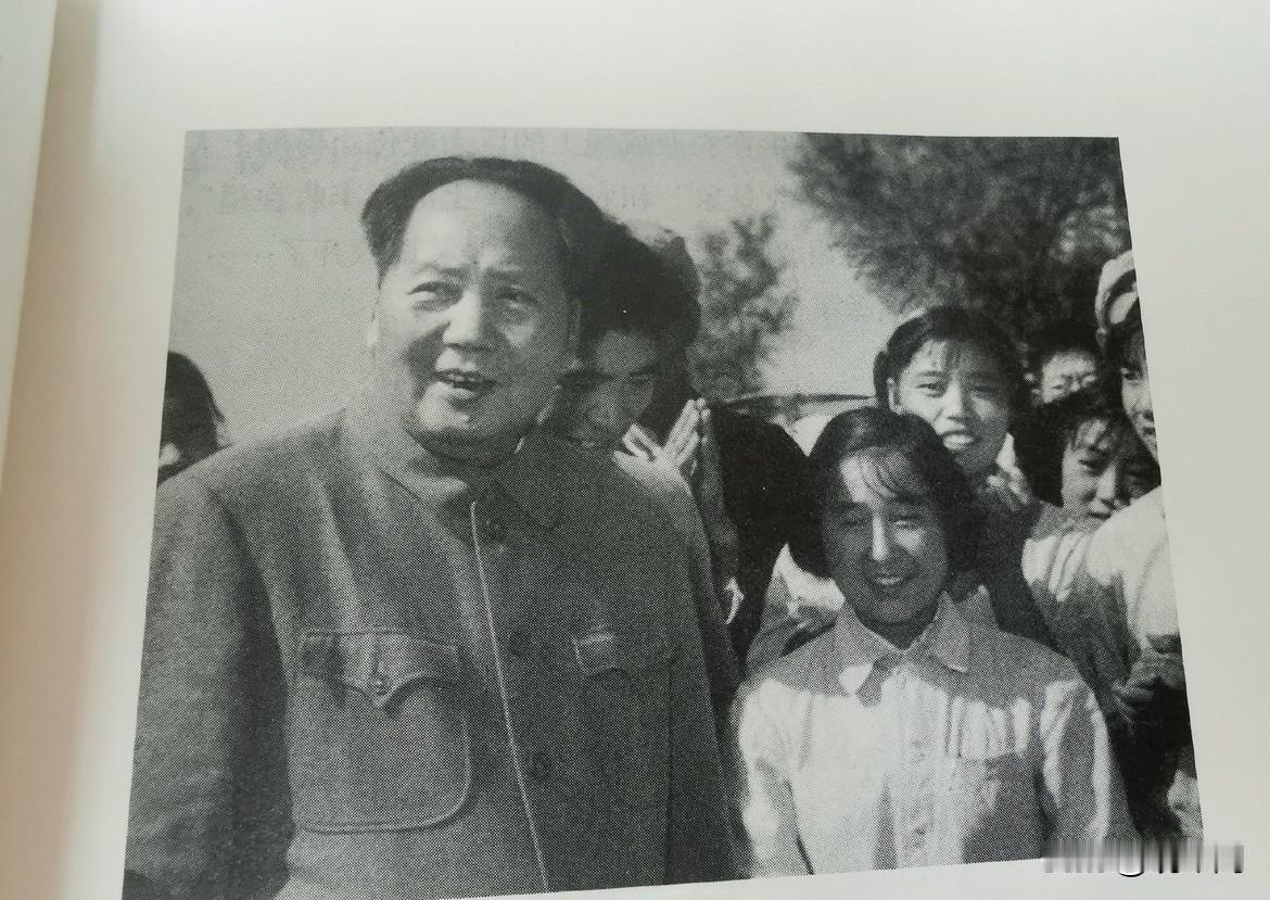 1959年9月，河北磁县棉田。伟人正在地里视察，一个农民突然大声喊了出来：“伟人