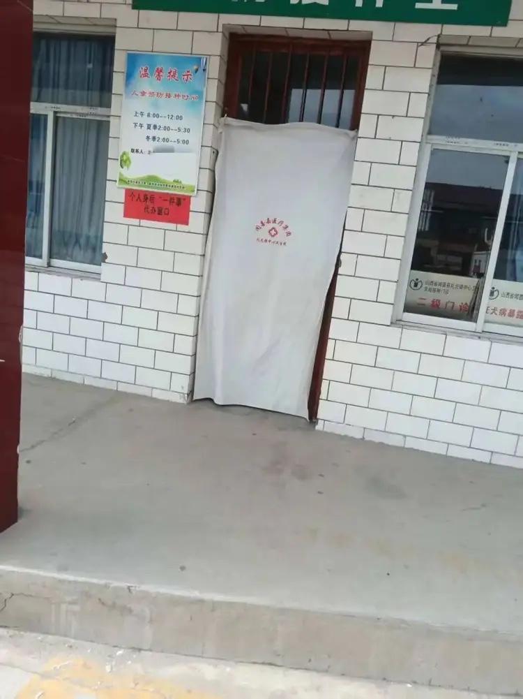 山西运城，男子在家被狗咬了，他连忙来到镇卫生院打狂犬疫苗，可这里空无一人，他打电
