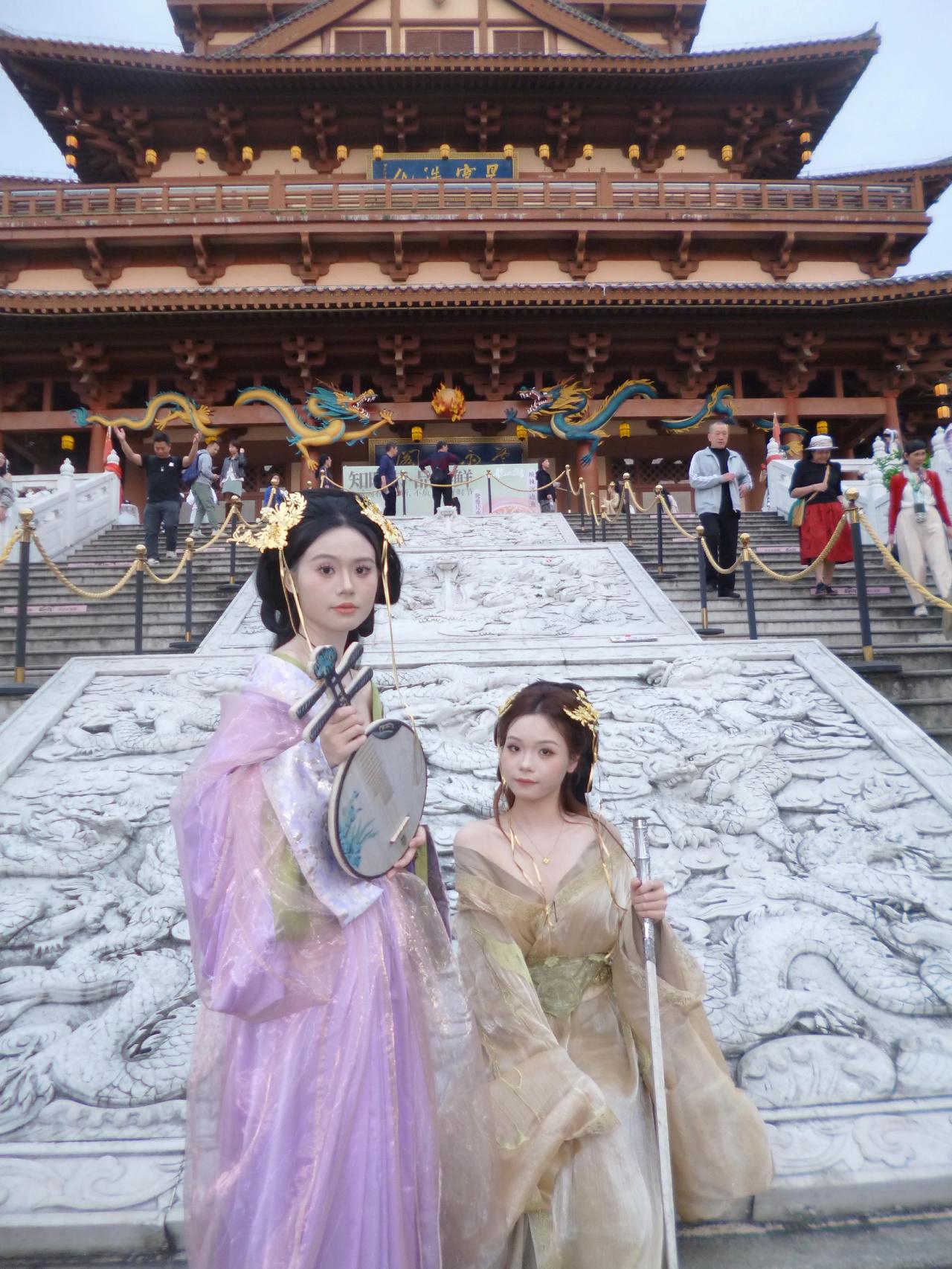 偶遇古镇，随拍两张汉服之美在华夏 汉服旅游穿搭 汉服活动 旅行中的汉服体验