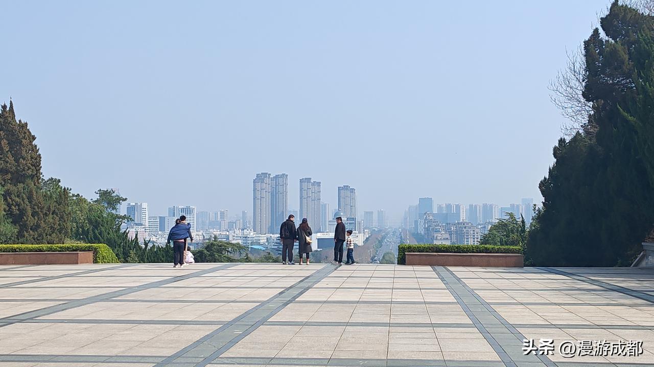 今天去了安徽合肥蜀山烈士陵园，旁边的蜀山森林公园人满为患，这里却安安静静，游客都