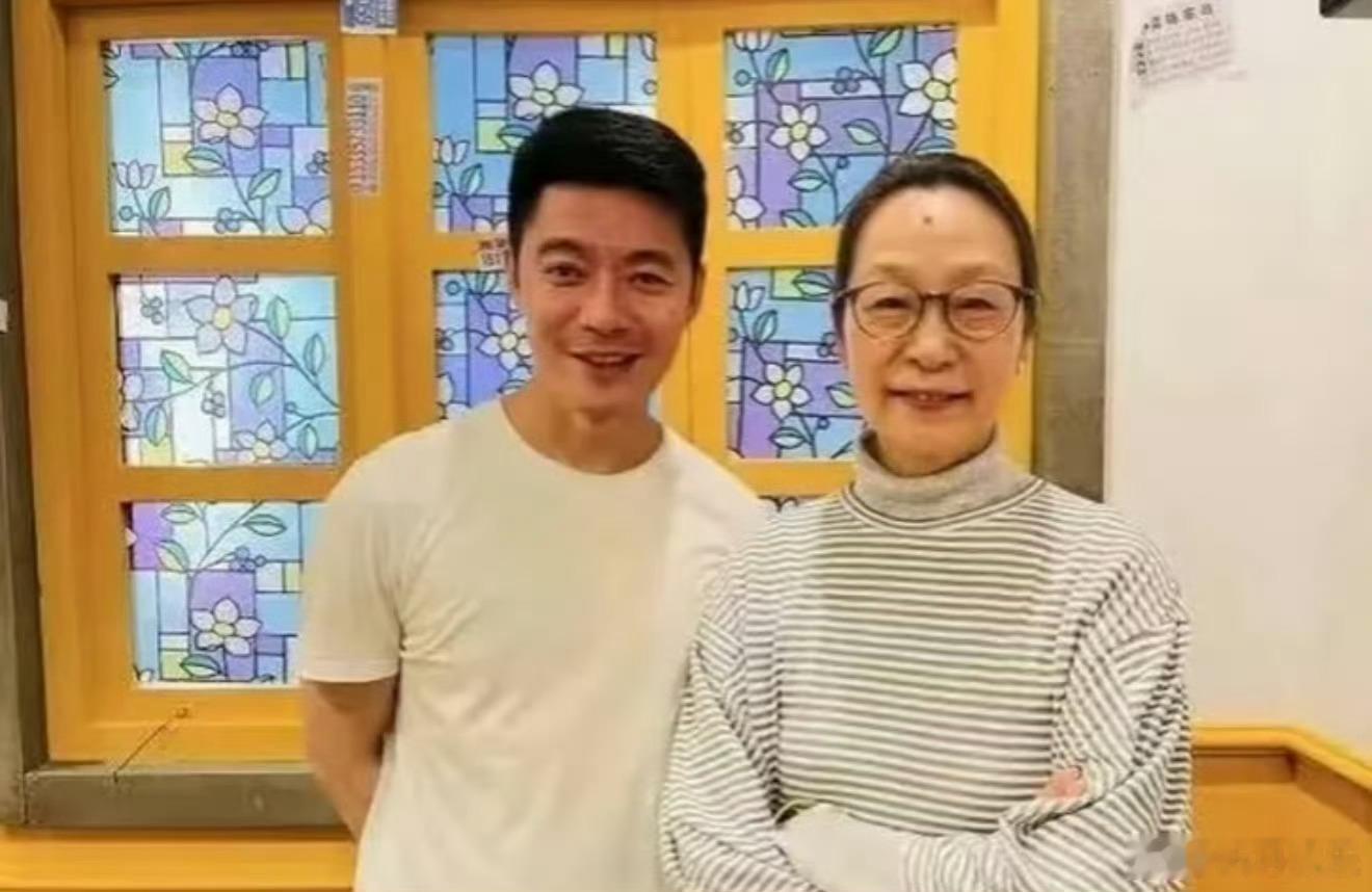 奚美娟儿子是一位画家 奚美娟儿子奚男如今已经31岁，而且是一位画家 奚美娟儿子奚