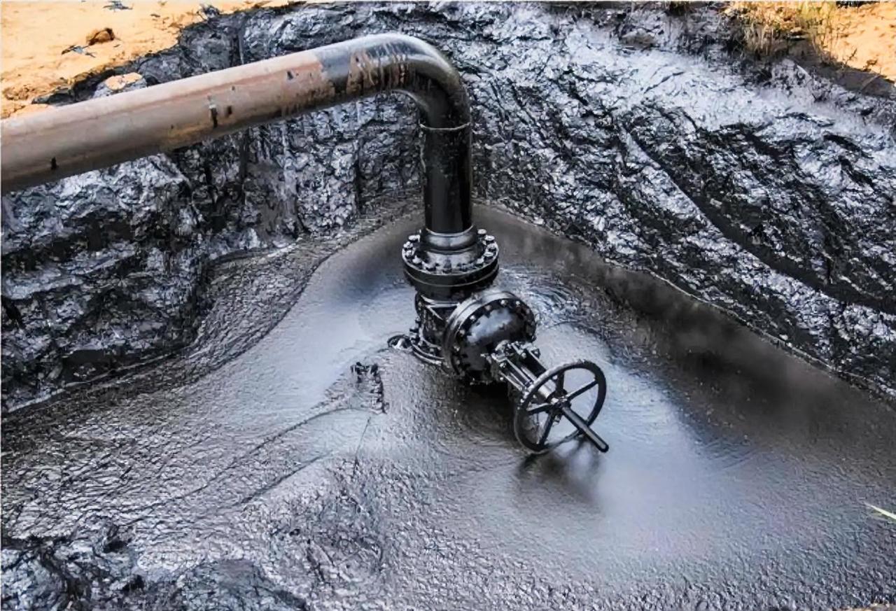 说实话，
我一直有个疑问：
为什么美国对这种“烂泥巴”一样的石油这么上头？

大